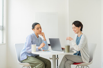 オフィスでミーティングをする2人の女性