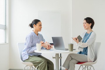 Obraz na płótnie Canvas オフィスでミーティングをする2人の女性