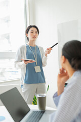 オフィスでプレゼンをする2人の女性