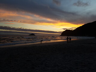 Obraz premium Perfect and colorful sunset at brazilian beach