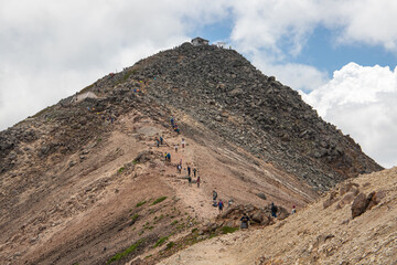 乗鞍岳剣ヶ峰山頂直下の荒々しい登山道