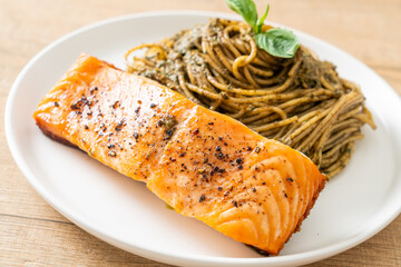 pesto spaghetti pasta with grilled salmon
