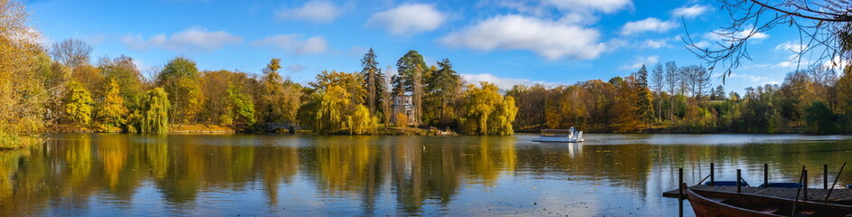 Fototapeta na wymiar Upper pond in the Sofiyivsky arboretum. Uman, Ukraine