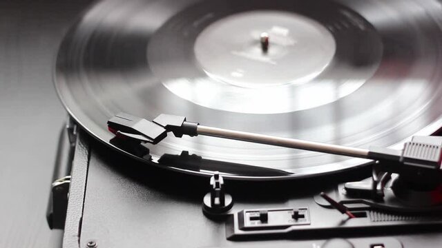  retoma y vuelve al principio de la canci&oacute;n   en  el tocadiscos