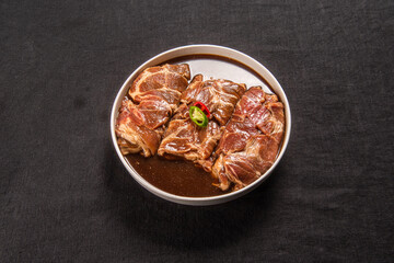 신선한 재료와 간장 양념에 재워서 만든 한국식 돼지 갈비