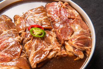 신선한 재료와 간장 양념에 재워서 만든 한국식 돼지 갈비