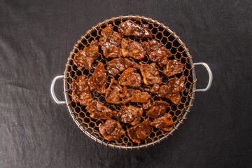 신선한 재료와 간장 양념에 재워서 만든 한국식 돼지 갈비