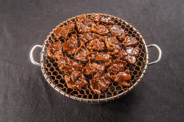 신선한 재료와 간장 양념에 재워서 만든 한국식 돼지 갈비