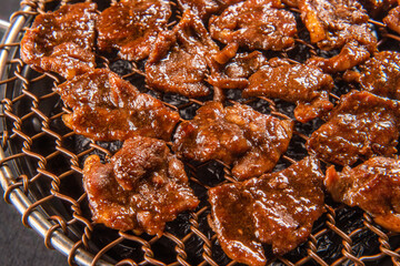 신선한 재료와 간장 양념에 재워서 만든 한국식 돼지 갈비