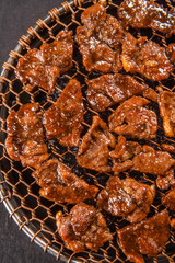 신선한 재료와 간장 양념에 재워서 만든 한국식 돼지 갈비