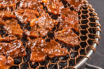 신선한 재료와 간장 양념에 재워서 만든 한국식 돼지 갈비