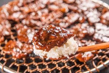 신선한 재료와 간장 양념에 재워서 만든 한국식 돼지 갈비