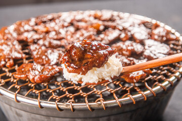 신선한 재료와 간장 양념에 재워서 만든 한국식 돼지 갈비