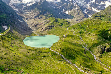 Fototapeta na wymiar Der Sustenpass mit vielen Kurven und Gewässer aus der Vogelperspektive, Schweiz (August 2021)