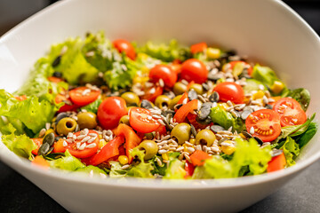 green salad with tomatoes