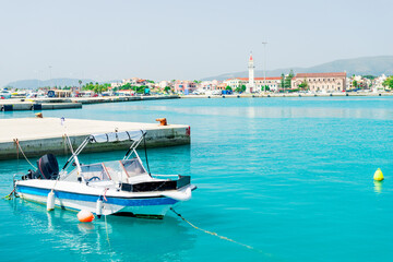 Obraz premium boats sway on the turquoise waves of the Ionian sea of Greece in sunny weather