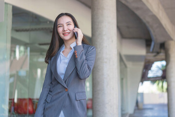 Working woman concept a businesswoman calling with the customer about the business outside the office