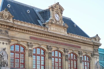 Architecture de la gare d’Austerlitz à Paris, bâtiment ancien avec l’inscription 