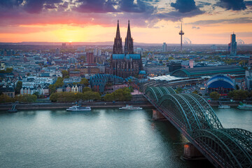 Sonnenuntergang über der Stadt Köln mit Kölner Dom und Hohenzollernbrücke - 450466174