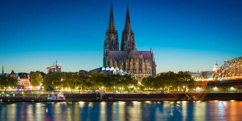 Fototapeta na wymiar Abend in Köln mit Kölner Dom