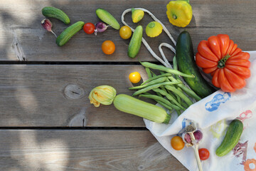 Frisches Gemüse unverpackt auf einer umweltfreundlichen Stofftasche.