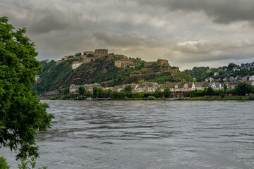 Festung Ehrenbreitstein in Koblenz von der gegenüberliegenden Rheinseite.