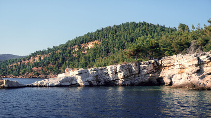 Obraz premium Waterfront view at rocky mediterranean coast during sunset