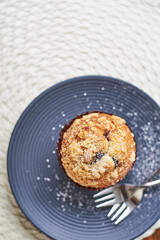 Muffin auf blauem Teller 