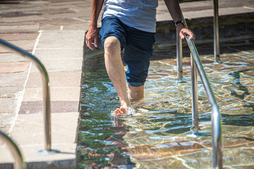 Germany, Bavaria, Allgaeu, Bad Woerishofen, man is treading water - Kneipp cure