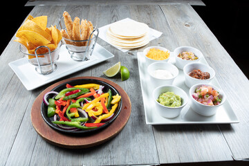 Tortillas con verdura, tomates, aguacate, salsa agria, Doritos y palitos de pollo. Tortillas with vegetables, tomatoes, avocado, sour sauce, Doritos and chicken fingers.