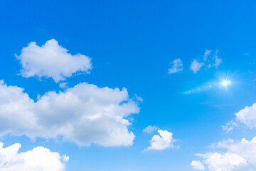 太陽の日差しと爽やかな青空と雲の背景素材_b_11