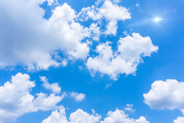 Obraz na płótnie Canvas 太陽の日差しと爽やかな青空と雲の背景素材_b_15
