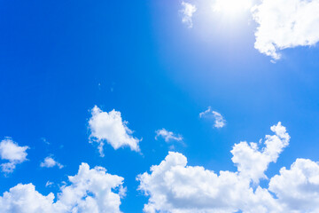Fototapeta na wymiar 太陽の日差しと爽やかな青空と雲の背景素材_b_20