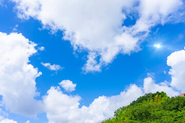 Obraz premium 太陽の日差しと爽やかな青空と雲の背景素材_b_26