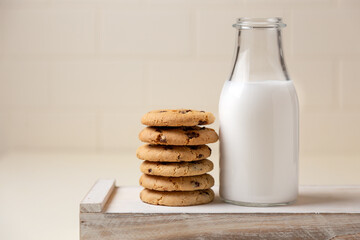 glass of milk and cookies