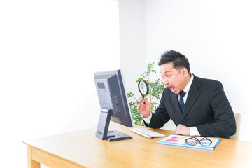 調査をするビジネスマン