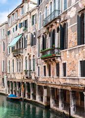 Fototapeta na wymiar Häuser in Venedig Italien am Kanal