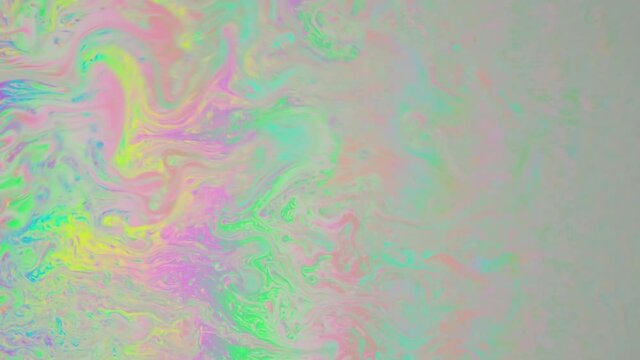 左から右へシャボン膜上を流れ崩れる虹模様