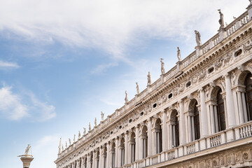 San Marco Venedig Italien bei strahlendem Sonnenschein und blauem Himmel