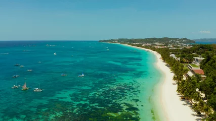 Papier Peint photo Plage blanche de Boracay Plage blanche tropicale avec touristes et hôtels près de la mer bleue, vue aérienne. Concept de vacances d& 39 été et de voyage.
