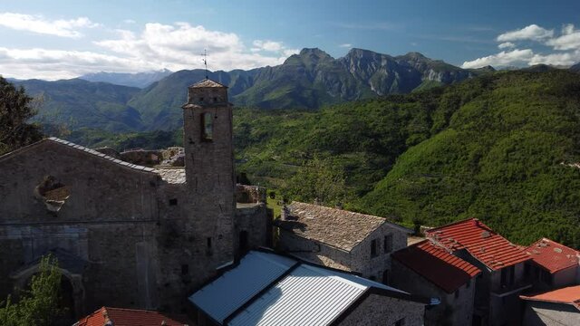 Castello abbandonato sopra la Montagna, Ripresa Con Drone in 4K. (Bajardo)