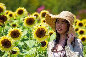 夏イメージ　ひまわりと女性
