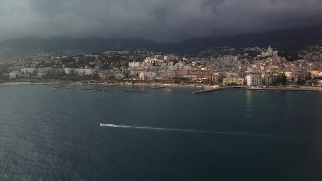 Ripresa di Gommone mentre va che costeggia la Costa con il Drone in 4K 