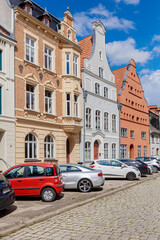 Obraz premium Hansestadt Wismar denkmalgeschützte Fassaden in der Altstadt historische Altstadt alte Gebäude Baugeschichte Immobilien Wohnungsangebot Wohnungskauf Wohnungsverkauf Mieter Miete Eigentümer Sanierung