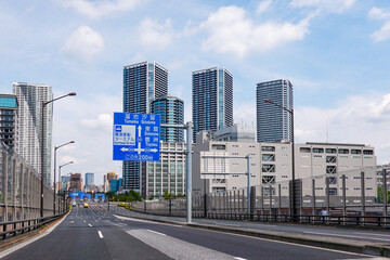 Fototapeta na wymiar 晴海埠頭と豊洲埠頭を結ぶ環状第2号線の豊洲大橋から東京湾のタワーマンション