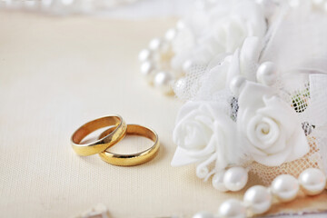 Obraz na płótnie Canvas wedding rings, bridal flowers, pearls - best decoration for wedding invitation
