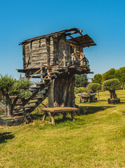A tree house, once Baba Yaga would live in it. Nowadays it is an ideal house that we can build in our own garden.