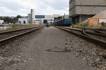Obraz premium Motorrad im Hafen zwischen den Schienen von Zügen