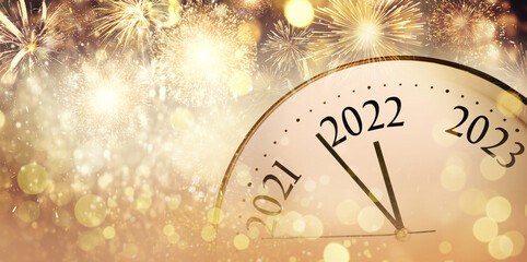 Obraz na płótnie Canvas Clock counting last moments to New 2022 Year and beautiful fireworks on background, banner design
