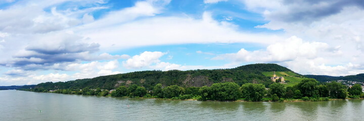 Fototapeta na wymiar Panorama vom Schloss Arenfels am Rhein